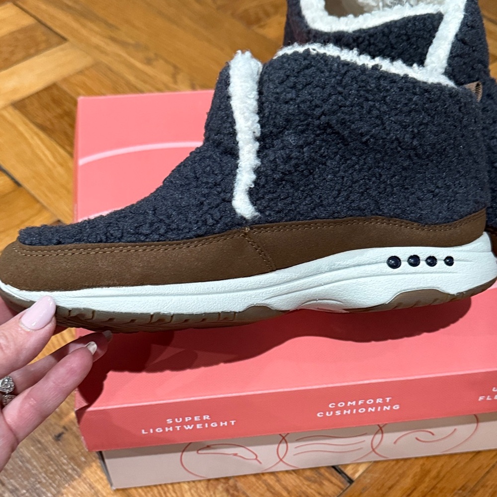 Easy Spirit Navy and Brown Ankle Boots - Picture 4 of 6